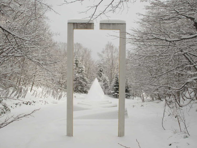 北海道札幌市にある札幌芸術の森野外美術館に展示されているダニ・カラヴァン作「隠された庭への道」