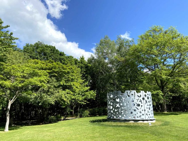 北海道札幌市にある札幌芸術の森野外美術館に展示されている五十嵐威暢の作品「Komorebi」