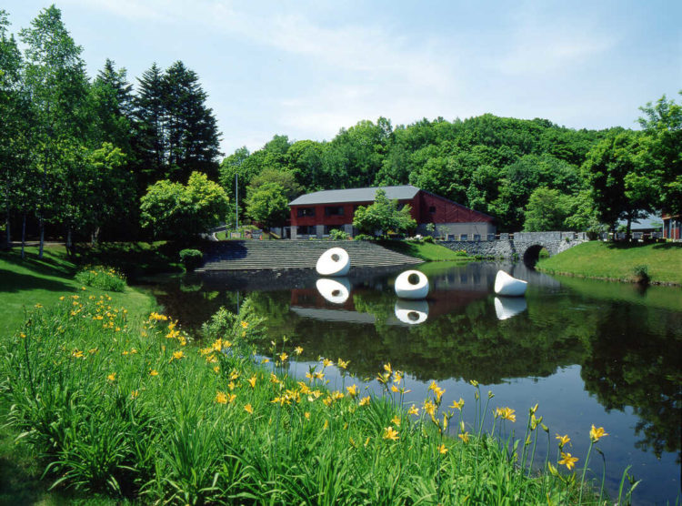 北海道札幌市にある芸術の森野外美術館の園内風景とマルタ・パン作「浮かぶ彫刻」