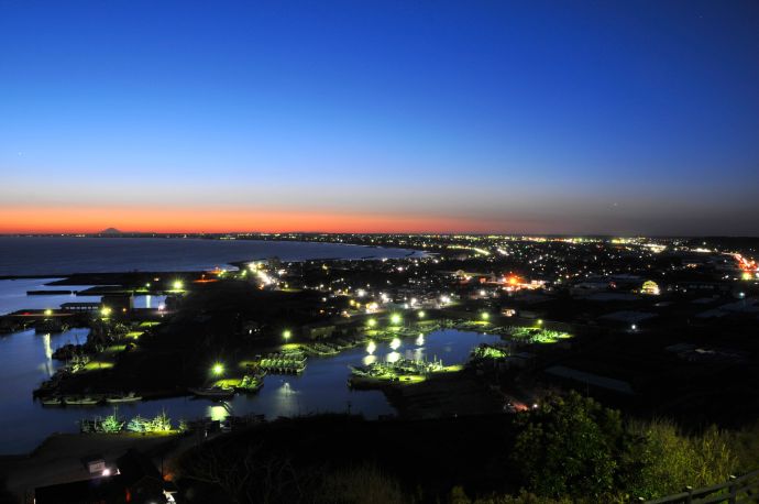 飯岡灯台が建つ上永井公園から見える夜景