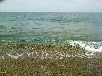 ヒスイ海岸の波打ち際の写真