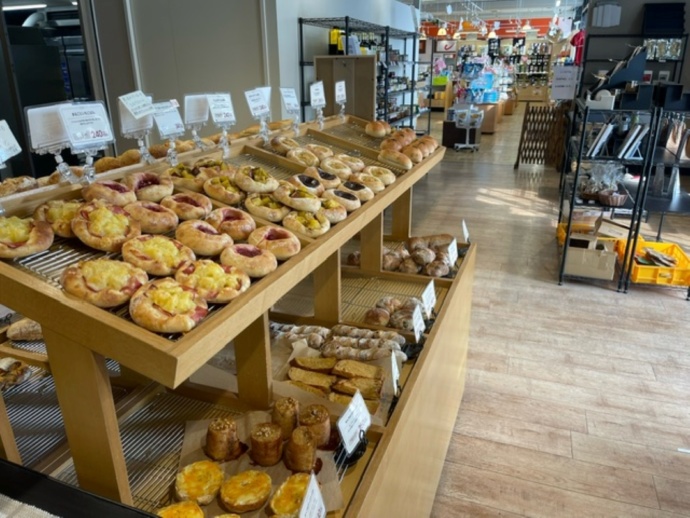「道の駅あさひかわ」内に出店している「ベーカリー&カフェDAPAS（ダパス）」で販売中のパン類