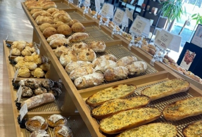 「道の駅あさひかわ」内に出店している「ベーカリー&カフェDAPAS（ダパス）」で販売中のパン類