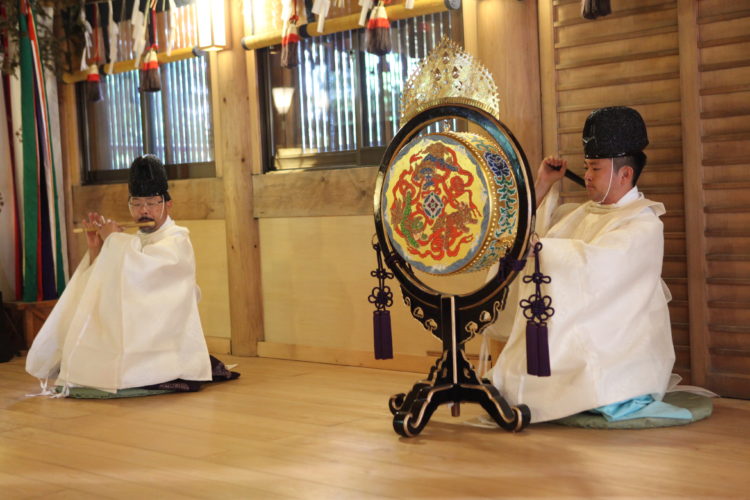 旭川神社の神前結婚式で神楽を奏でる様子