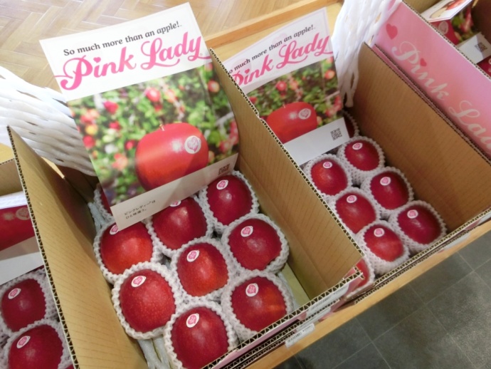 「道の駅あさひまち りんごの森」の産直コーナーにて販売中のりんご「ピンクレディー®」