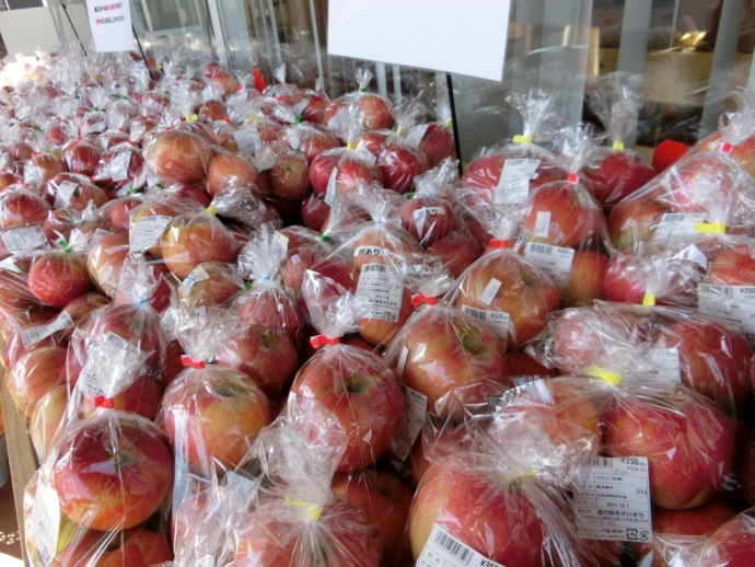 「道の駅あさひまち りんごの森」の産直コーナーにて販売中のりんご各種