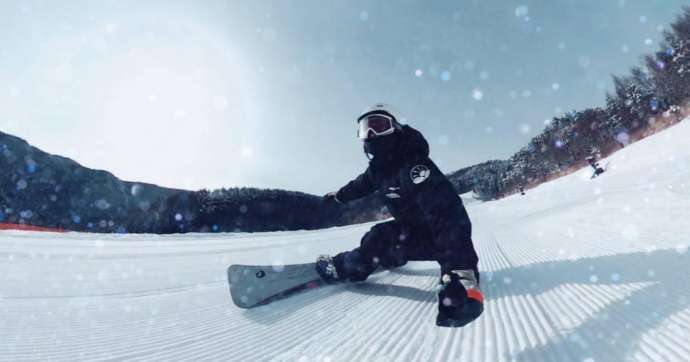 長野県東筑摩郡朝日村にある「あさひプライムスキー場」でスノーボードをする人