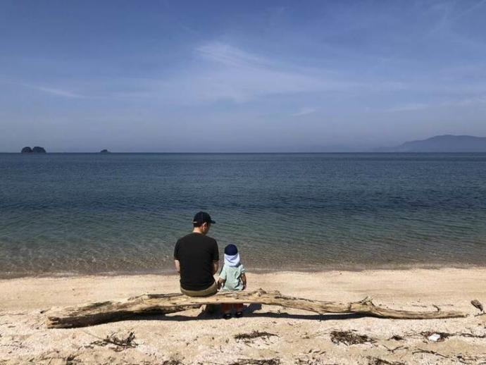 芦北町の鶴ヶ浜で海を眺める親子
