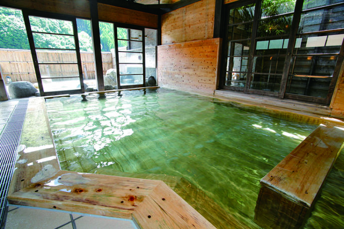 芦北町にある「大野温泉」のヒノキ風呂