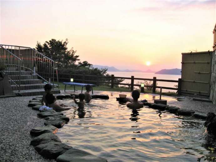 御立岬温泉センターの露天風呂から眺める夕日
