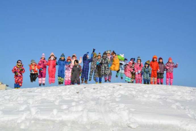 足寄町の雪原で遊ぶ子どもたち