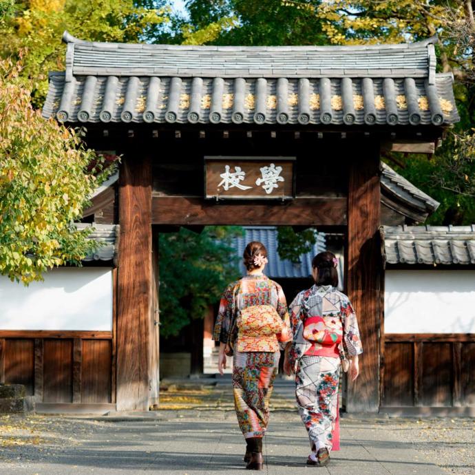 栃木県足利市にある足利学校の門と着物を着て歩く女性の後ろ姿