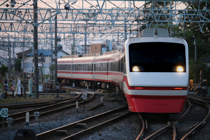 東武鉄道特急列車（りょうもう号）が運行している写真