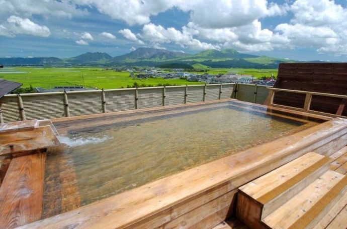内牧温泉の露天風呂から望む阿蘇の大自然の風景