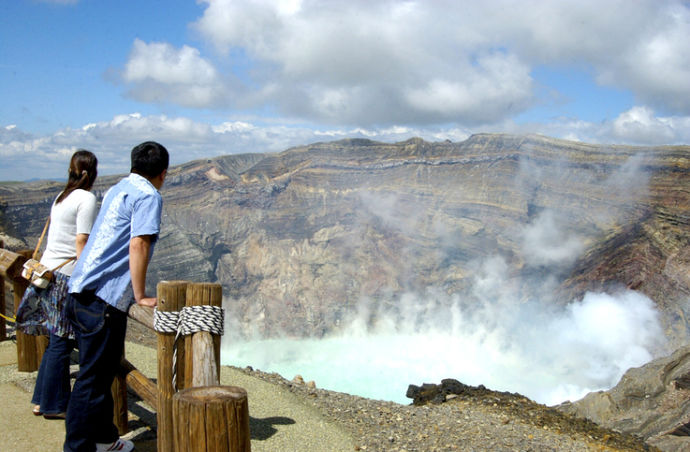 中岳火口を見学する観光客