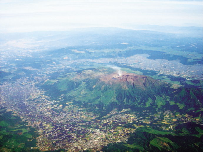 阿蘇五岳を中心とした阿蘇カルデラの空撮写真
