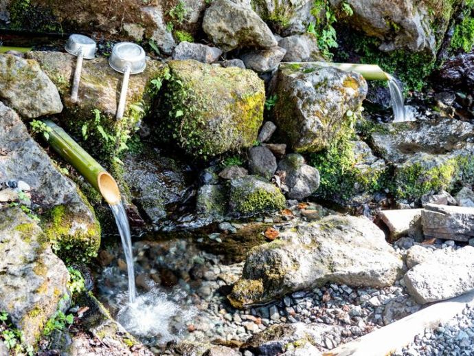 阿蘇市一の宮にある湧水スポット「手野の名水」の風景