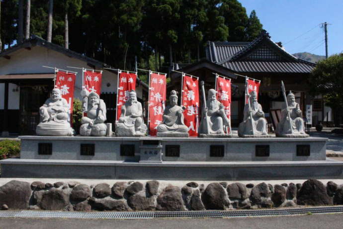 「阿蘇白水龍神權現（白蛇神社）」境内にある七福神像
