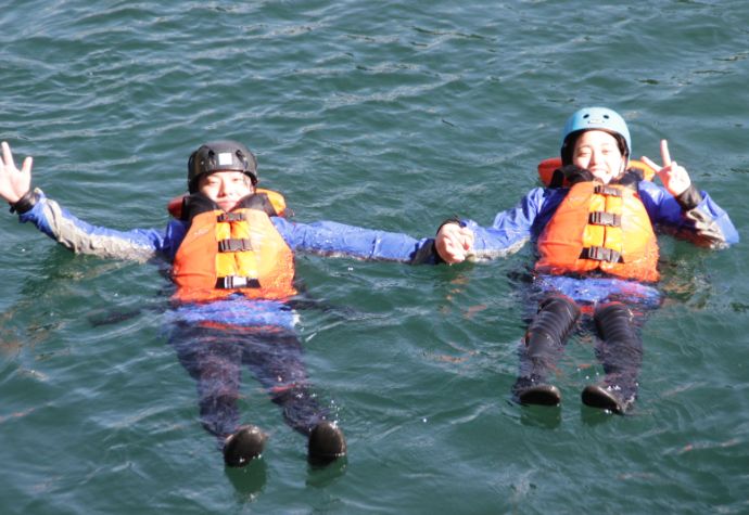 「長良川ラフティングのスピリット」で川面に浮かぶカップル