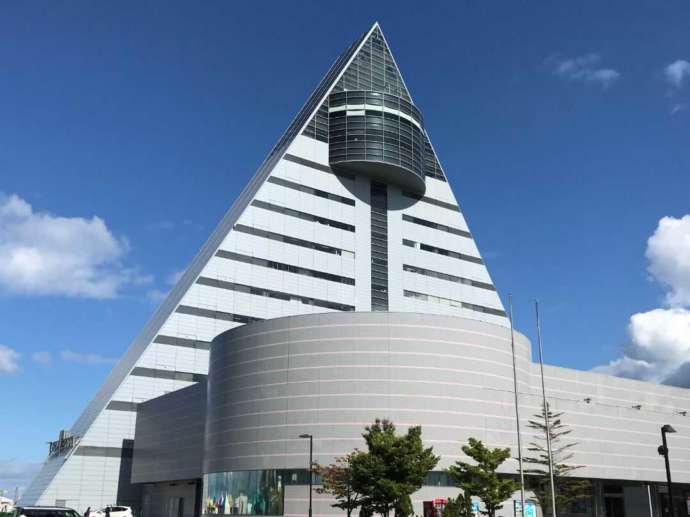青森県観光物産館アスパムの外観
