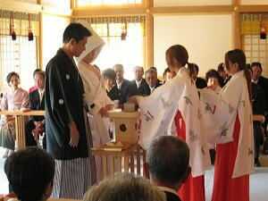 足羽神社の社殿内で神前式を行う様子