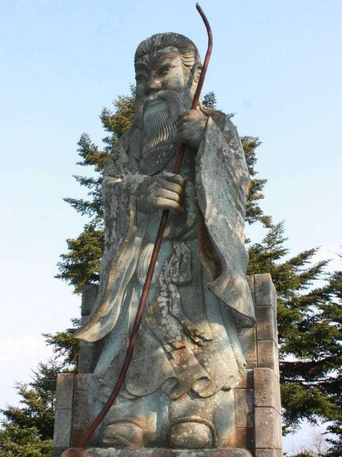 足羽神社の御祭神である継体天皇の石像