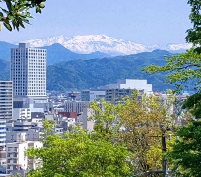 足羽神社から白山を眺めた風景