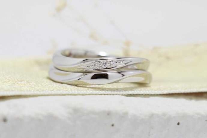 S字デザインの結婚指輪