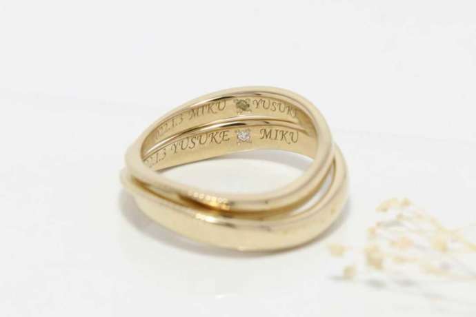 カップルの名前が刻印された結婚指輪