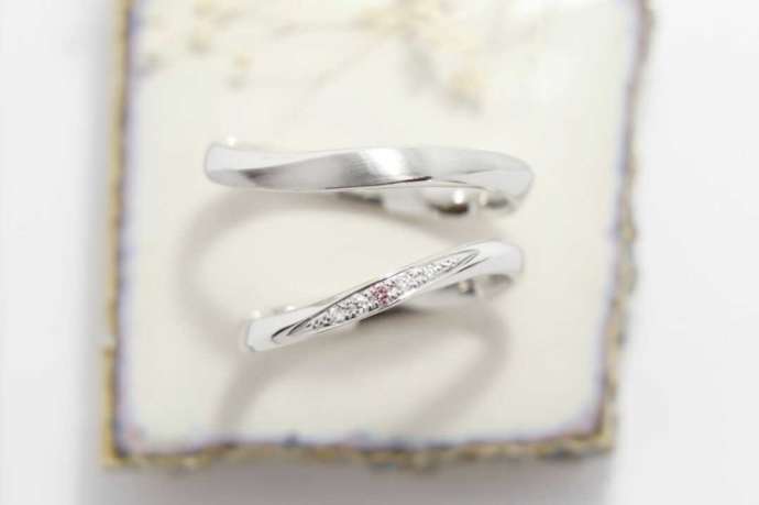 ホワイトダイヤとピンクダイヤをミックスした結婚指輪