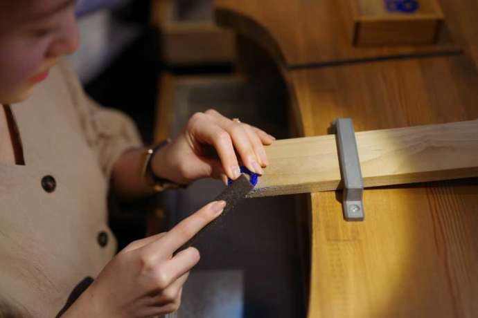 アトリエクラムで手作りコースWAXを削っている女性の手
