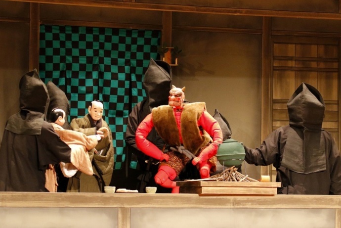 「淡路人形座」で上演される演目「泣いた赤鬼」の一幕