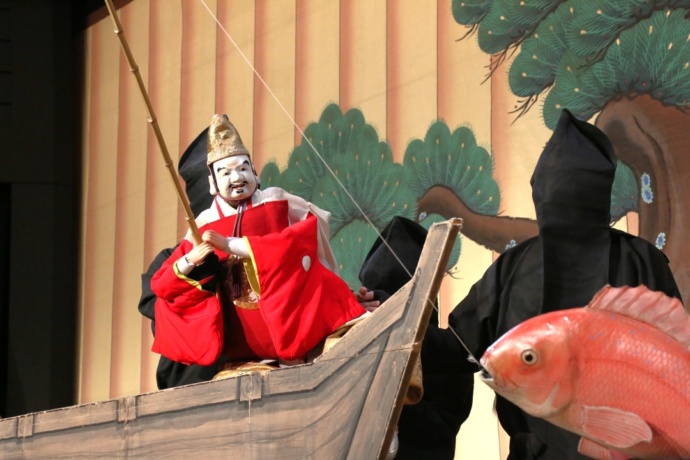 「淡路人形座」で上演される演目「戎舞（えびすまい）」の一幕