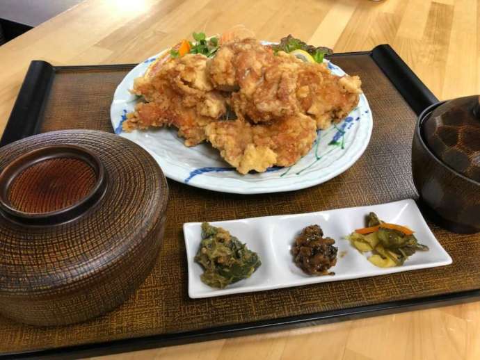 「道の駅レストセンター あわくらんど」のレストランでいただける大山鶏の唐揚げ定食