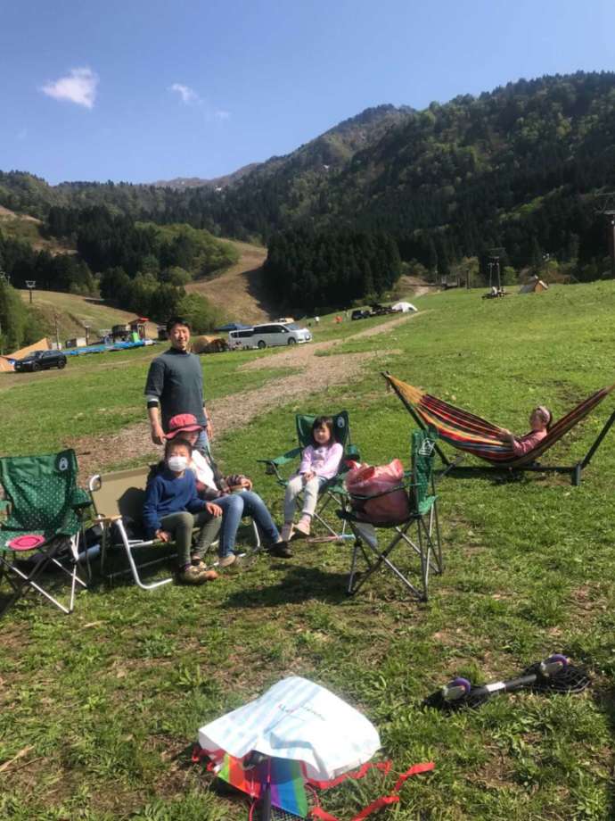 夏のあわすのスキー場でキャンプを楽しむ家族