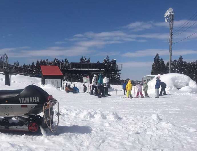 あわすのスキー場でスキーを楽しむ人々