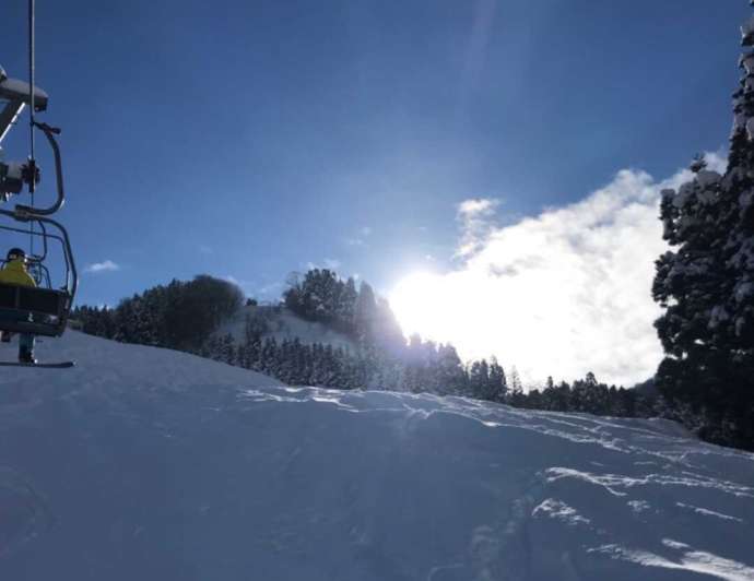 あわすのスキー場に積もる雪と太陽