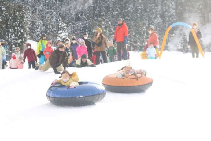 あわすのスキー場でチューブソリに乗って遊ぶ子供たち