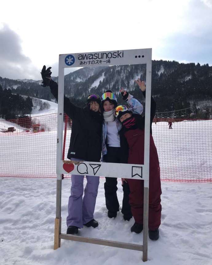 あわすのスキー場に設置されたインスタフレームを使って記念撮影する女性たち
