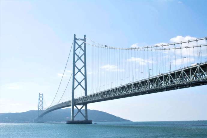 淡路市と神戸市を結ぶ明石海峡大橋