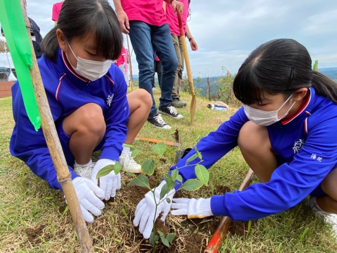 植樹に取り組む綾町の中学生