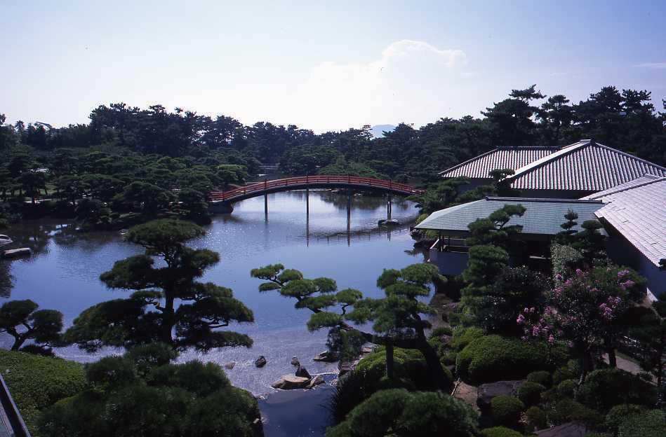 香川県丸亀市にある中津万象園の庭園全景