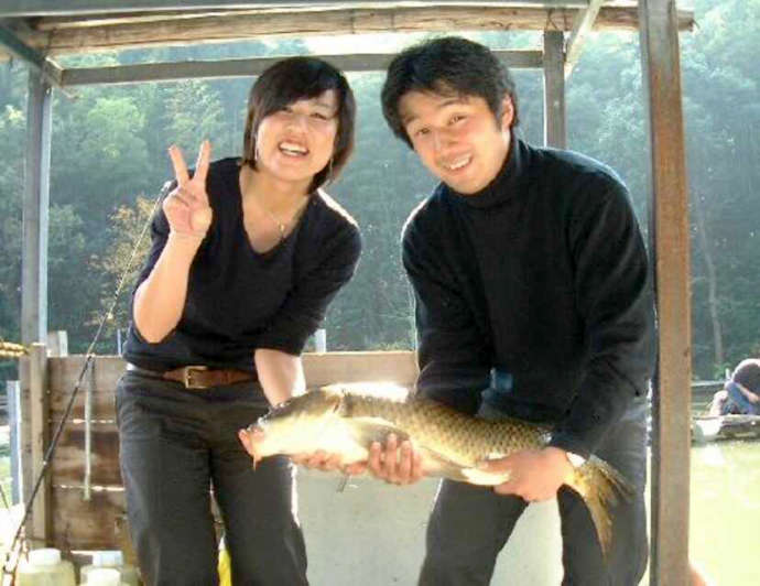 弁慶池で釣りに挑戦したカップル