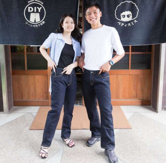 岡山県倉敷市にある「ベティスミス ジーンズミュージアム&ヴィレッジ」で作ったジーンズを履いているカップル