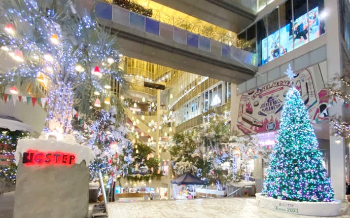 大阪府大阪市にある心斎橋BIGSTEPのクリスマスイルミネーションに彩られた外観