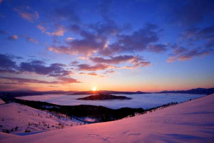 美幌町の美幌峠から望む屈斜路湖と日の出