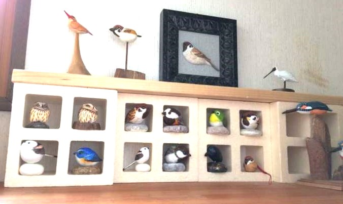 ありむら工房に展示されている鳥の彫刻作品