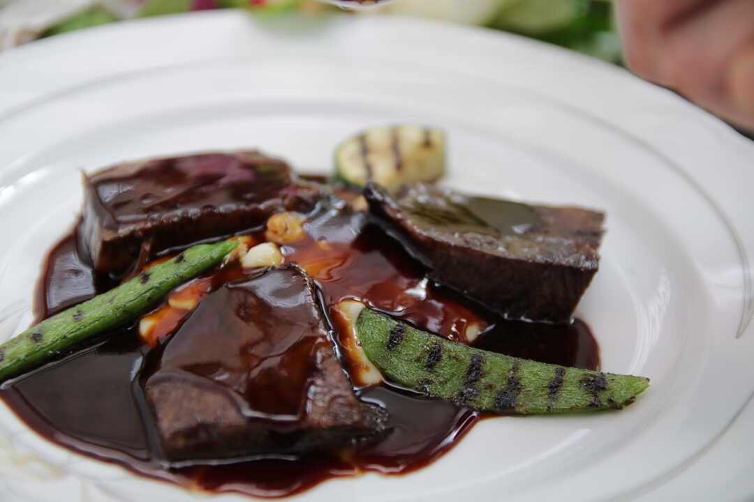 「神戸 牛ほほ肉のフレンチ酒場 ビストロミヤン」のトリュフが香る黒毛和牛のほほ肉赤ワイン煮込み