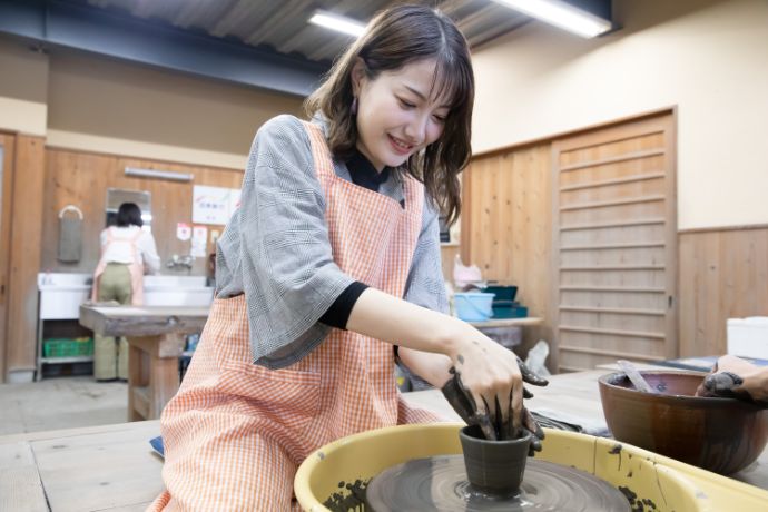 「夢幻庵備前焼工房」の陶芸体験で電動ろくろを使っての作陶作業の一コマ（その1）