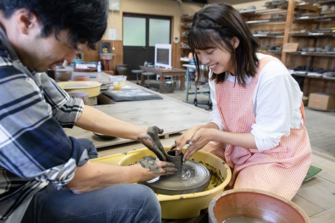 「夢幻庵備前焼工房」の陶芸体験で電動ろくろを使っての作陶作業の一コマ（その2）